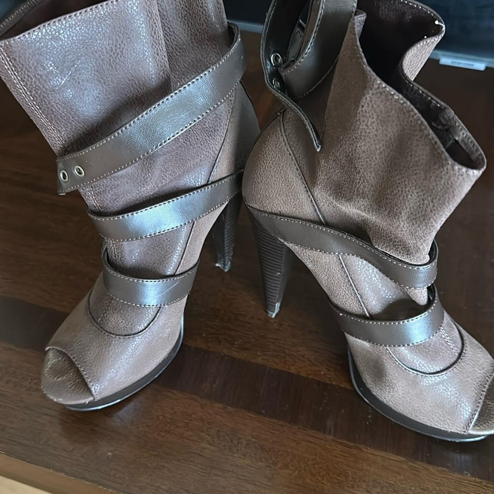 Size 8 rocawear boots